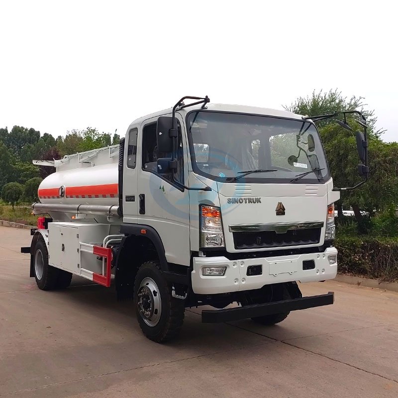 Camión cisterna de combustible SINOTRUK HOMAN 4x4 con tracción en las cuatro ruedas