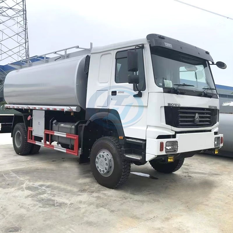 Camión cisterna de combustible SINOTRUK HOWO 4X4 nuevo