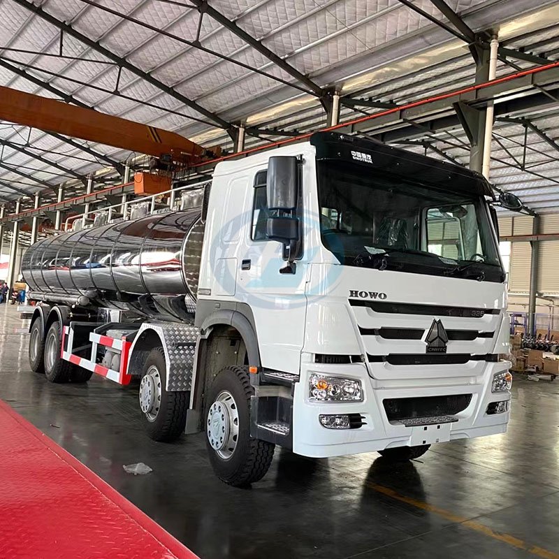 Camión SINOTRUK HOWO-7 8X4 para transporte de leche fresca (25 000 l-30 000 l)