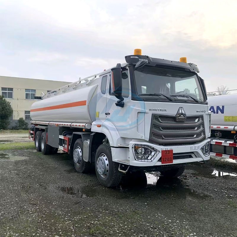 Camión cisterna SINOTRUK HOWO NX, nuevo, 8x4, 380 hp, 400 hp, con rociadores de agua