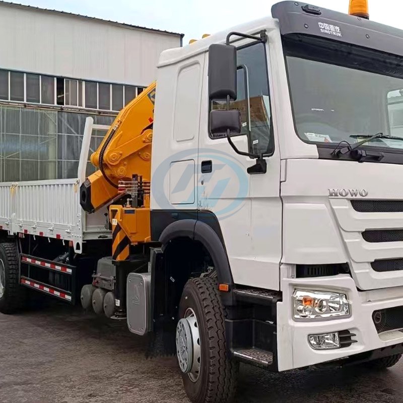 Camión SINOTRUK HOWO 6X4 con grúa